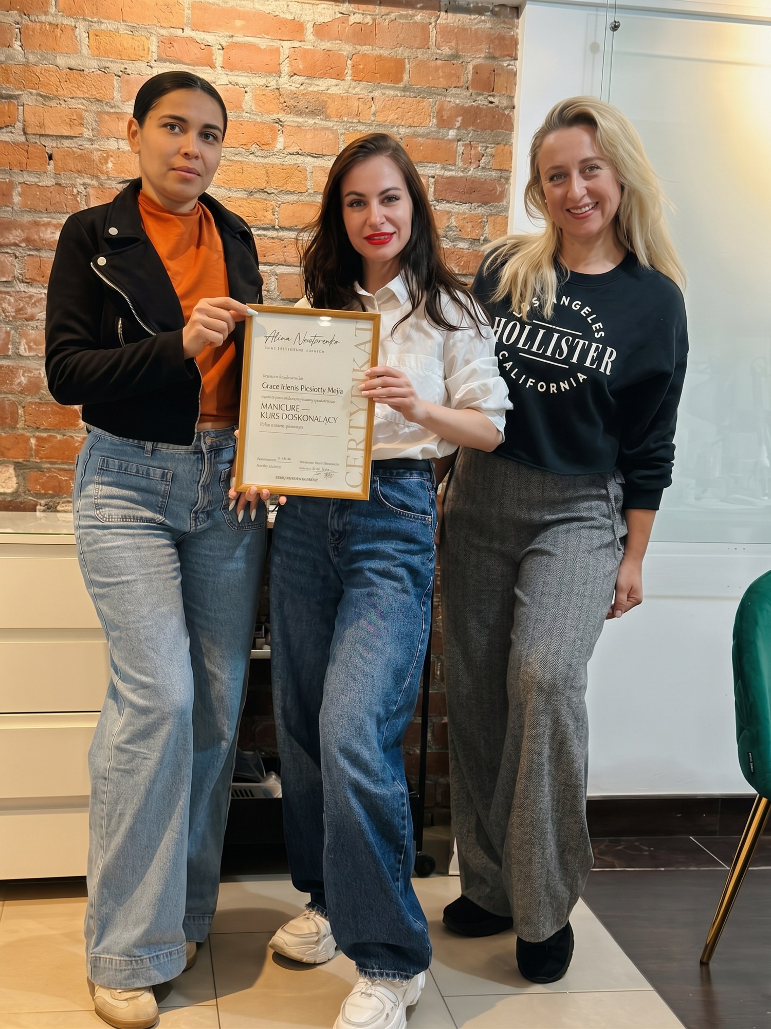 Випускниці із сертифікатом